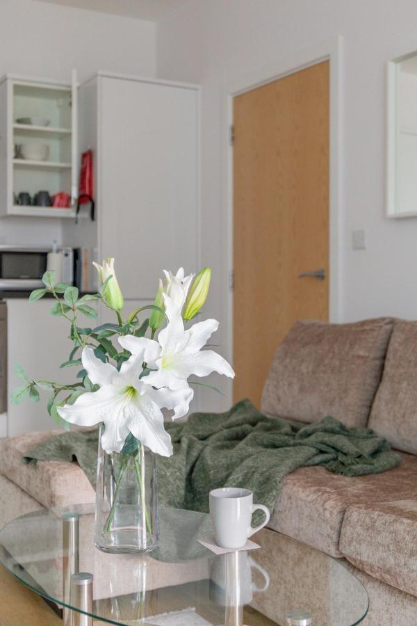 1 Bed Apartment - Redhill Central, Surrey, Gatwick #2 Buitenkant foto